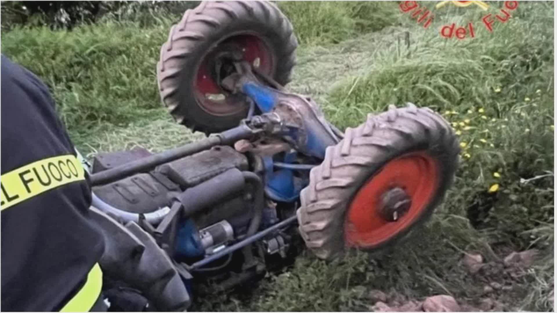Si ribalda il trattore e muore schiacciato - Video Regione